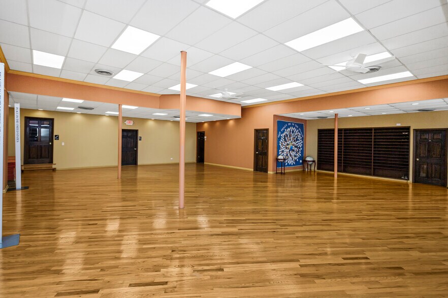 More Photos Of 3121 N Lincoln Ave, Chicago Loft Creative Space For Sale