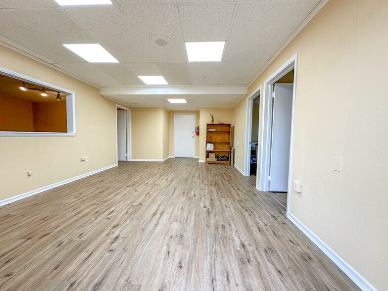 More Photos Of 1300 Industrial Blvd, Southampton Light Distribution For Lease