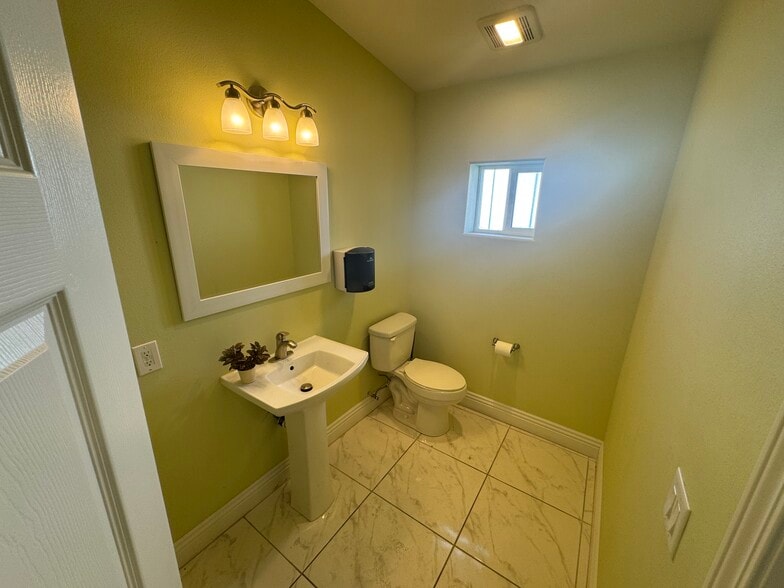 More Photos Of 1610 E Sahara Ave, Las Vegas Freestanding For Lease