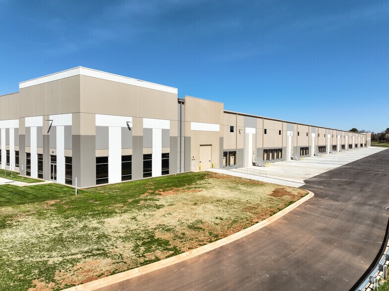 More Photos Of 136 Odessa Dr, Statesville Distribution For Lease