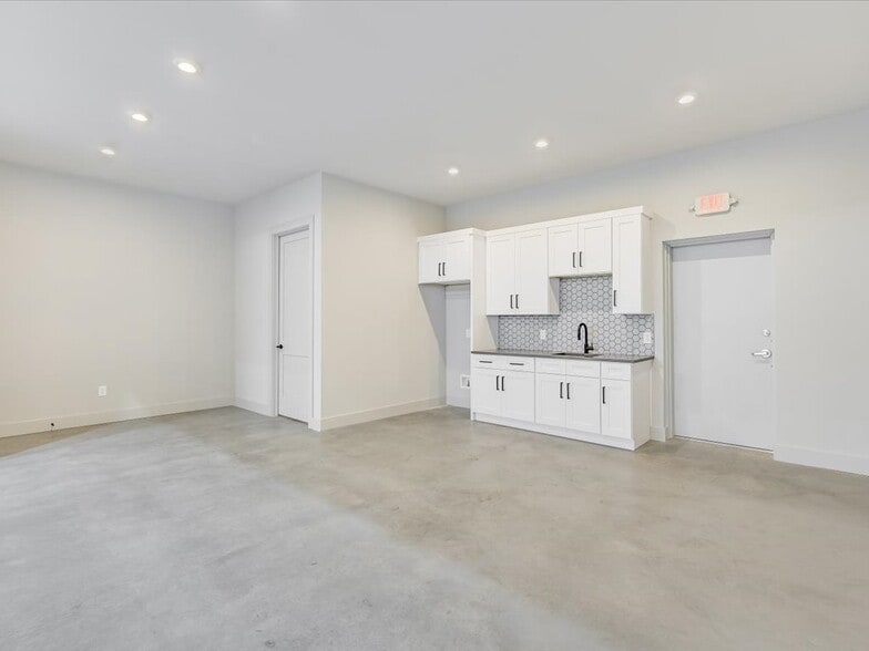 More Photos Of 15210 Fitzhugh Rd, Austin Light Distribution For Lease