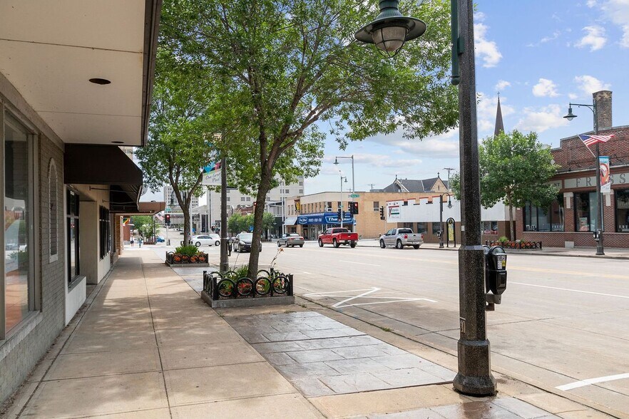 More Photos Of 516 W College Ave, Appleton Storefront Retail Office For Lease