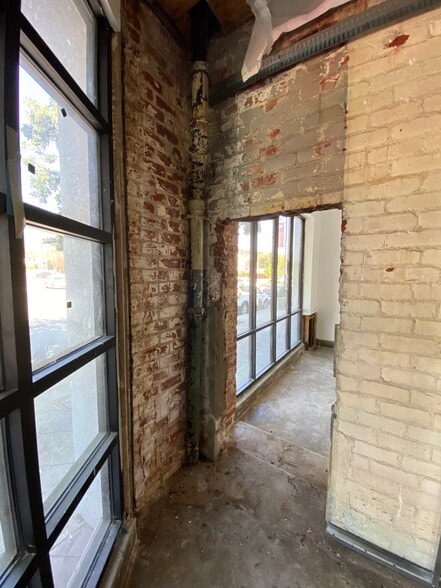 More Photos Of 633 S San Fernando Blvd, Burbank Flex For Sale