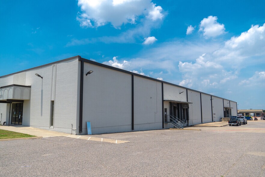 More Photos Of 1205 E Avenue H, Grand Prairie Distribution For Sale