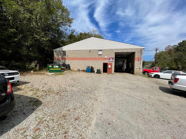 More Photos Of 630 Long Rd, Pittsburgh Showroom For Sale