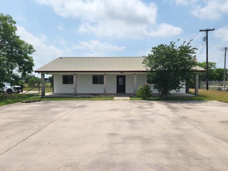 More Photos Of 2620 E Corral Ave, Kingsville Warehouse For Lease