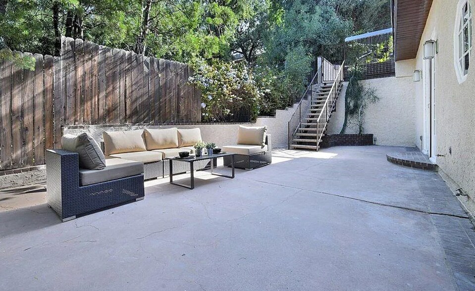 More Photos Of 19567 Oxnard St, Tarzana Assisted Living For Lease