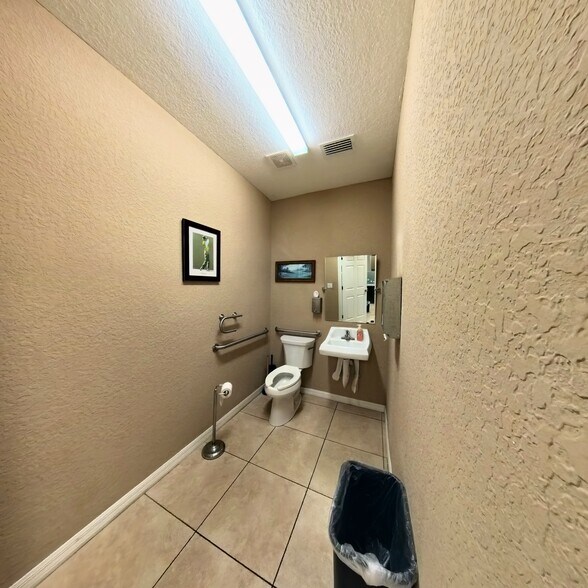 More Photos Of 126 N Us-27/441, Lady Lake Office For Lease