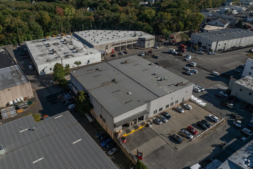 More Photos Of 86 Viaduct Rd, Stamford Warehouse For Lease