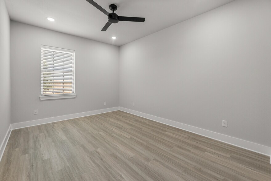 More Photos Of 514 Deacon Dr W, College Station Apartments For Sale