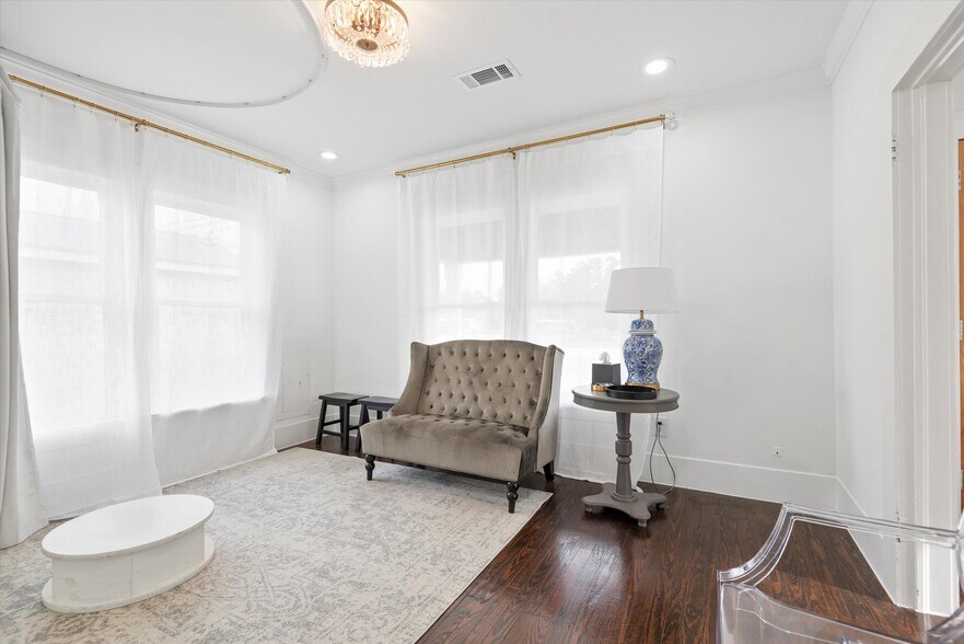 More Photos Of 119 Magnolia Blvd, Magnolia Office For Sale