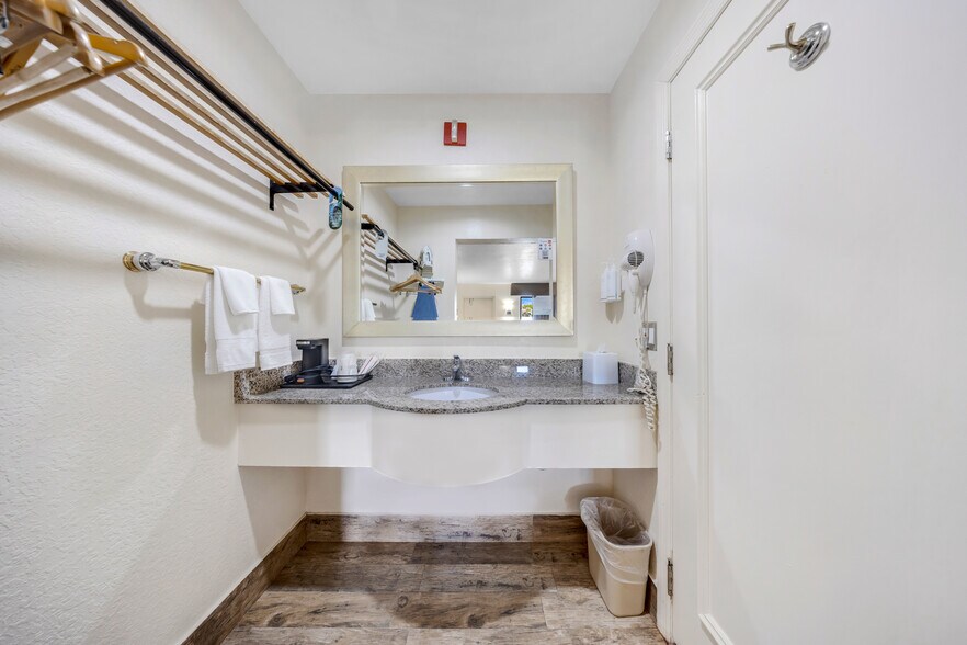 More Photos Of 333 SE 1st Ave, Florida City Hotel For Sale
