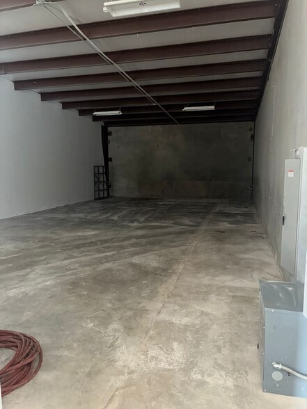 More Photos Of 4814 Alexander Ln, Dallas Showroom For Lease