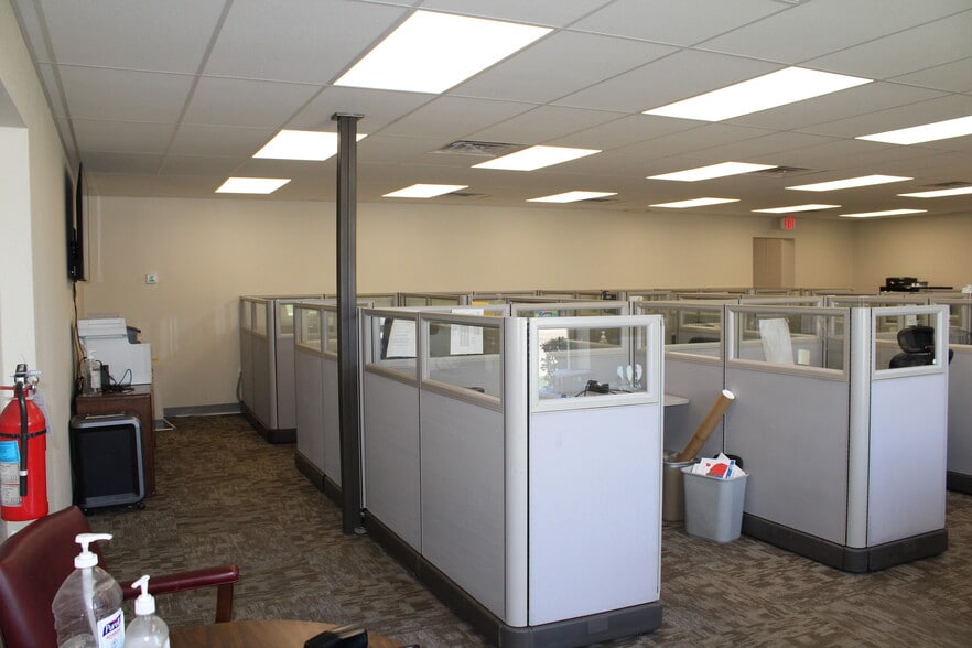 More Photos Of 1936 W Commerce St, Dallas Industrial For Lease