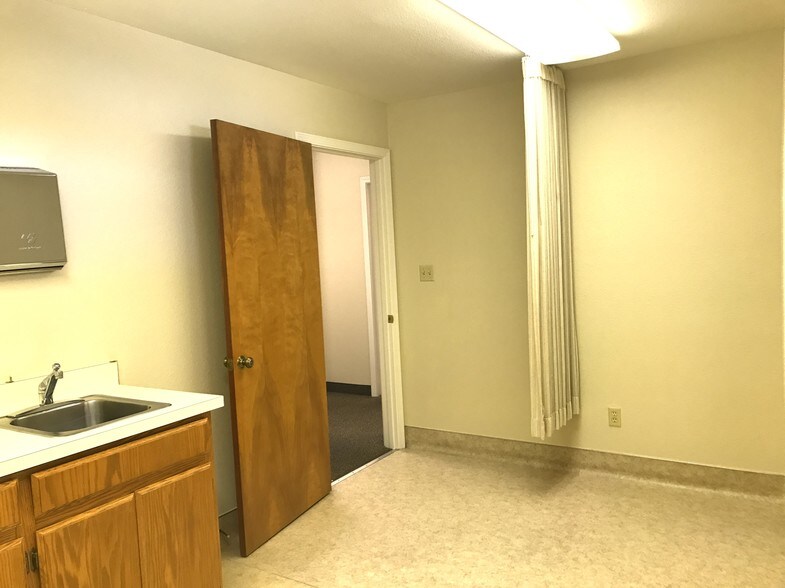 More Photos Of 901 Sunset Dr, Hollister Medical For Lease