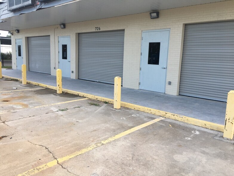 More Photos Of 726 Indiana Ave, Englewood Warehouse For Lease