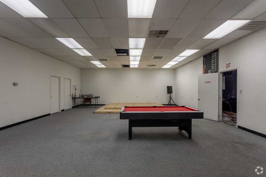 More Photos Of 5306 Peters Creek Rd, Roanoke Showroom For Sale