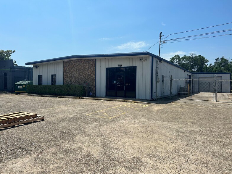 More Photos Of 7924 Carr St, Dallas Flex For Lease