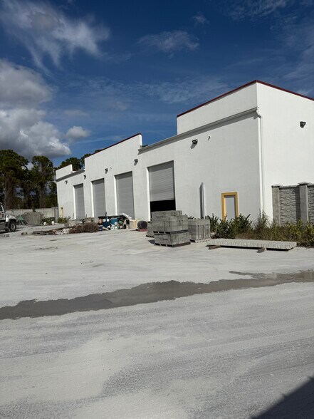 More Photos Of 2174 NW Commerce Lakes Dr, Port Saint Lucie Manufacturing For Sale