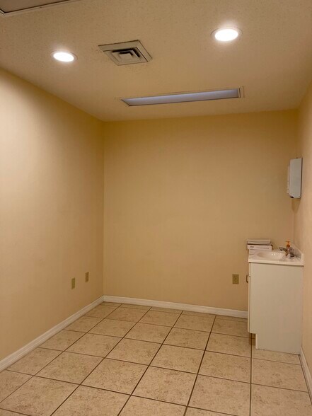 More Photos Of 561 S Duncan Ave, Clearwater Medical For Sale