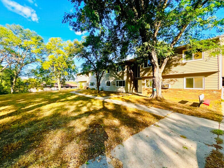 More Photos Of 1015-1021 Walnut St, Yankton Apartments For Sale