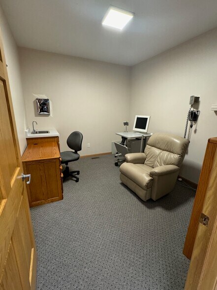 More Photos Of 3300 Commerce Dr, Dekalb Medical For Lease