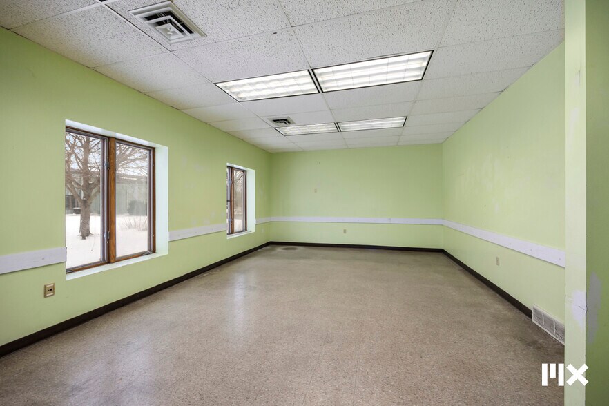 More Photos Of 21685 Northland Dr, Paris Distribution For Sale