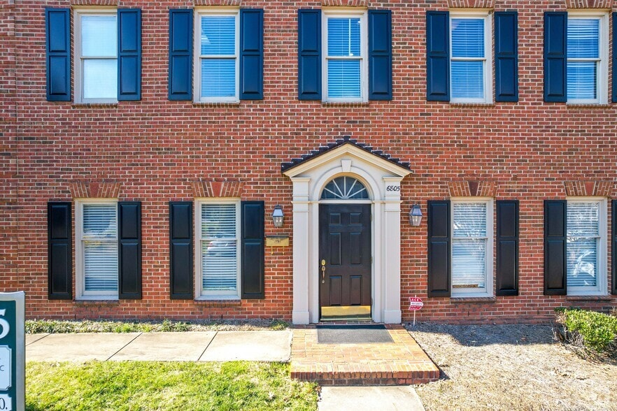 More Photos Of 6805 Fairview Rd, Charlotte Office For Sale