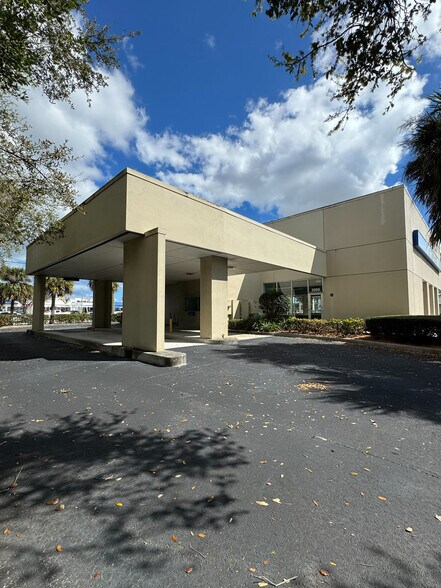 More Photos Of 3250 SE Federal Hwy, Stuart Freestanding For Lease