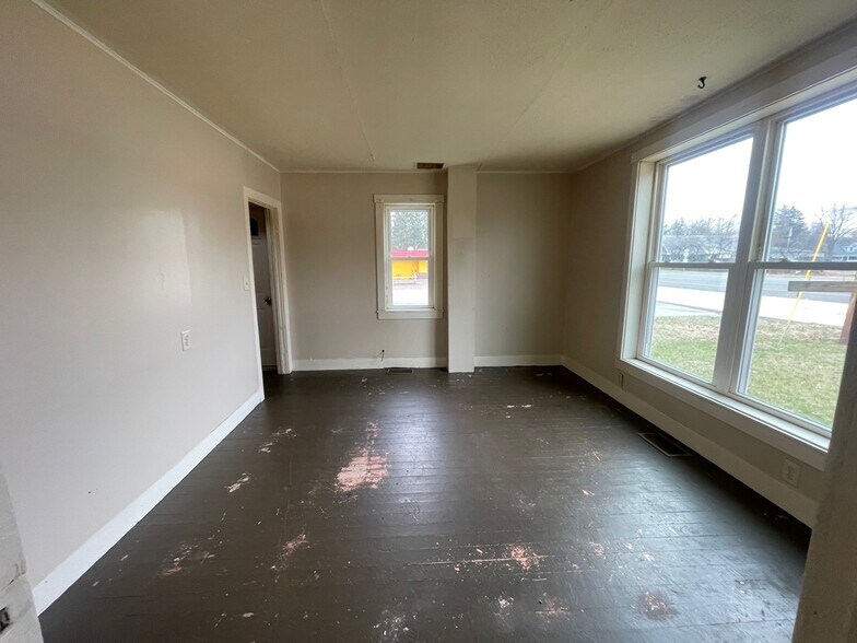 More Photos Of 5 N Eagle St, New Buffalo Apartments For Sale