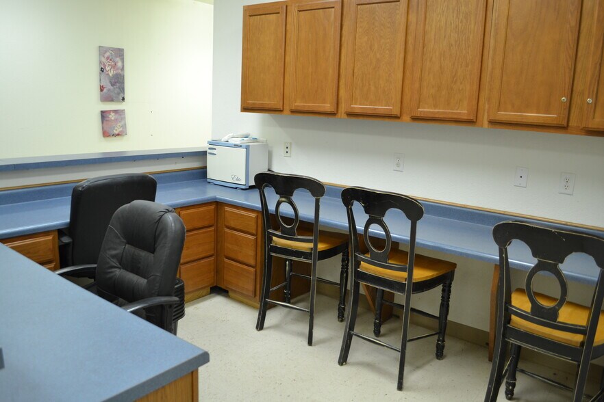 More Photos Of 112 N Lee Dr, Gladewater Office For Sale