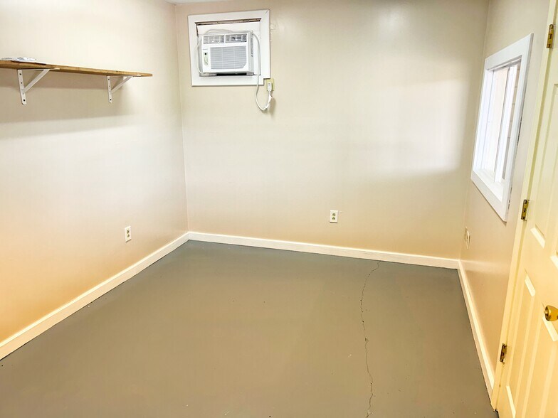 More Photos Of 27888 Highway 6, Sardis Warehouse For Lease