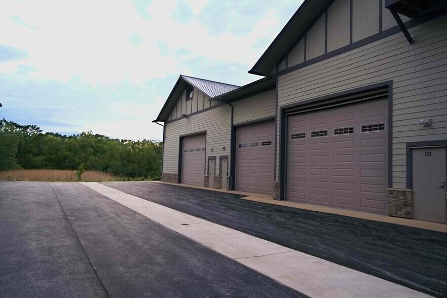 More Photos Of 2244 Ferry Rd, Naperville Flex For Sale
