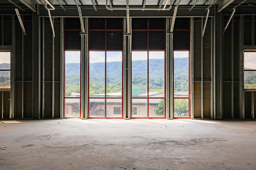 More Photos Of 8 Sheridan Sq, Kingsport Medical For Lease