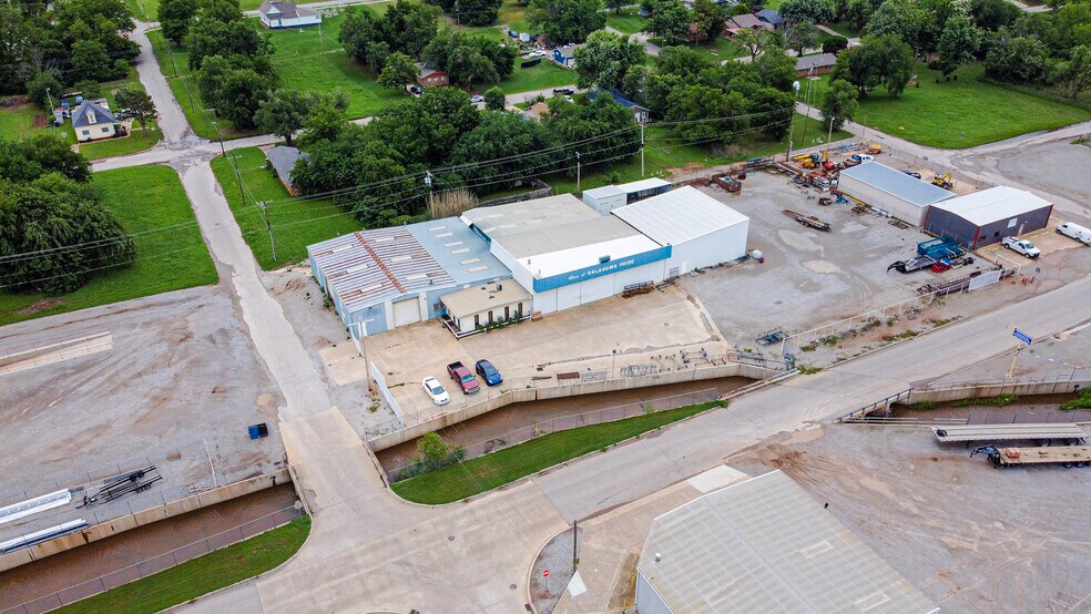 More Photos Of 1301 S 3rd St, Chickasha Distribution For Lease