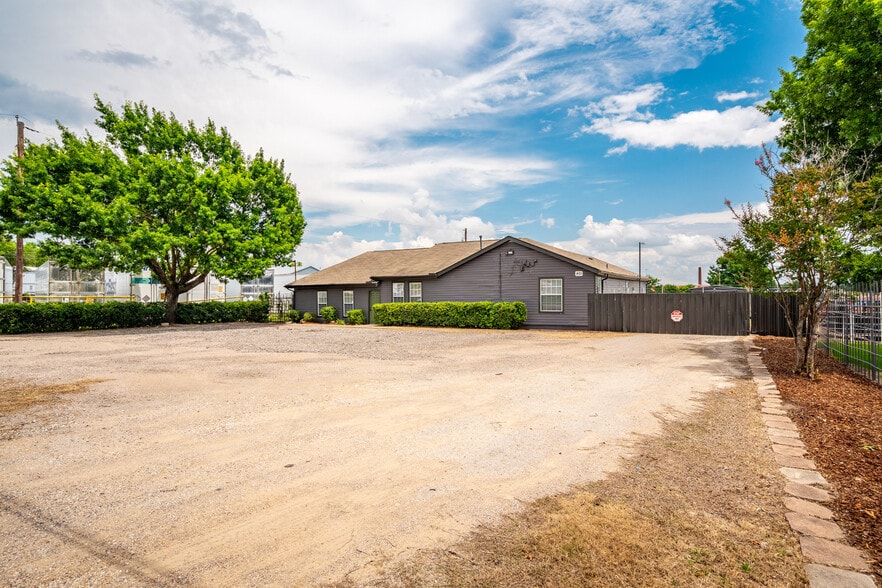 More Photos Of 401 W Simonds Rd, Seagoville Office For Sale