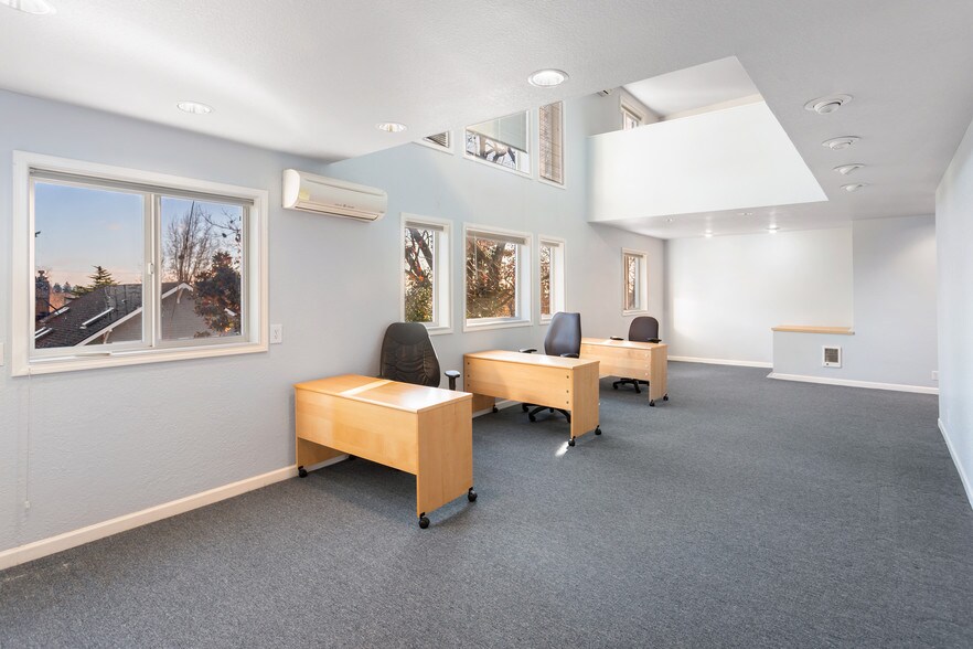 More Photos Of 5508 35th Ave NE, Seattle Loft Creative Space For Lease