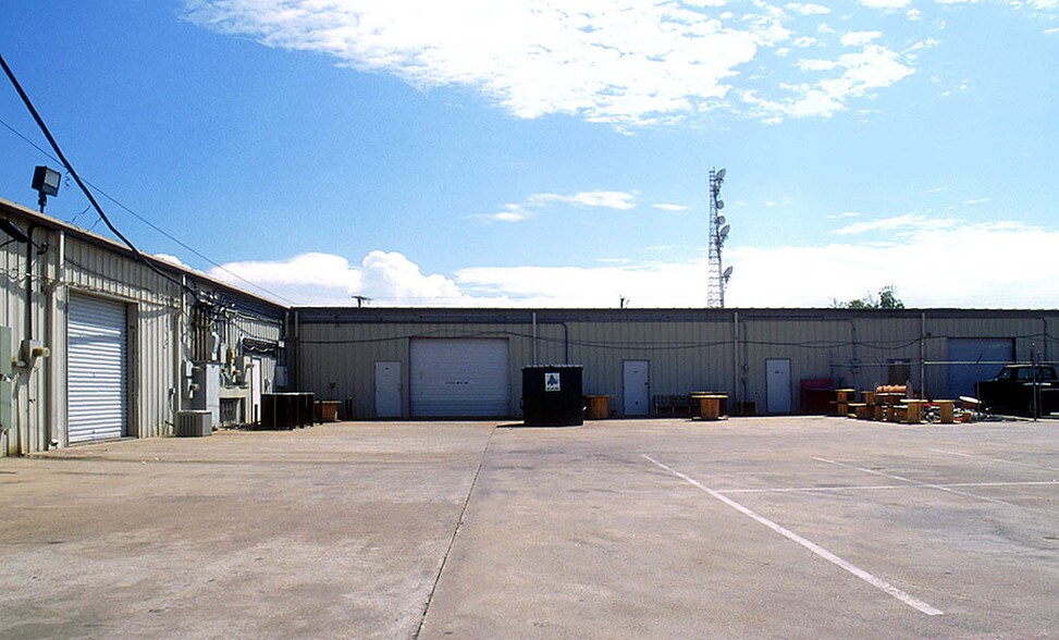 More Photos Of 2233 E Grauwyler Rd, Irving Light Manufacturing For Lease