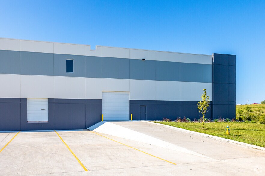 More Photos Of 7400 SE Convenience Blvd, Ankeny Warehouse For Lease