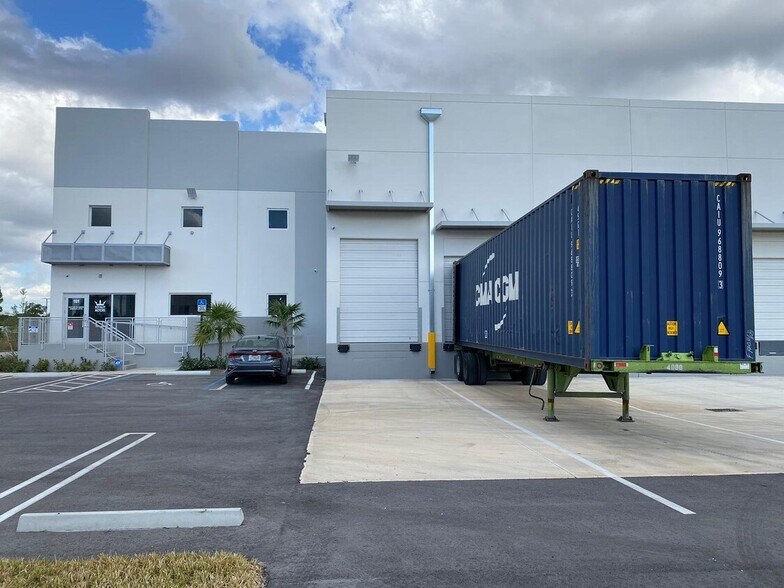 More Photos Of 12301 NW 116th Ave, Medley Distribution For Lease