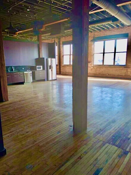 More Photos Of 348 N Ashland Ave, Chicago Flex For Lease