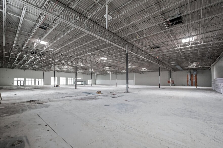 More Photos Of 662-868 E Big Beaver Rd, Troy Storefront For Lease