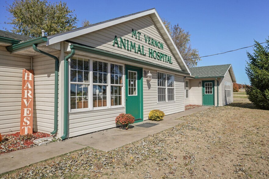 More Photos Of 11159 Lawrence 1163, Mount Vernon Veterinarian Kennel For Sale