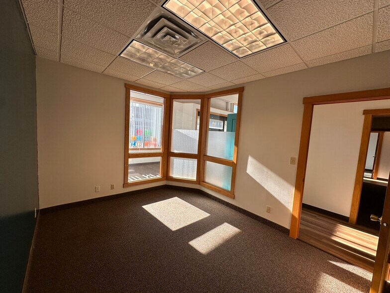 More Photos Of 127 S Knowles Ave, New Richmond Office For Lease