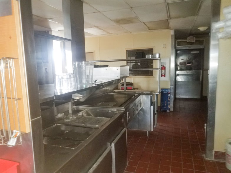 More Photos Of 6121 Oak St, Eastman Restaurant For Sale