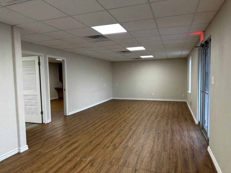 More Photos Of 810 E Main Ave, Robstown Office For Sale