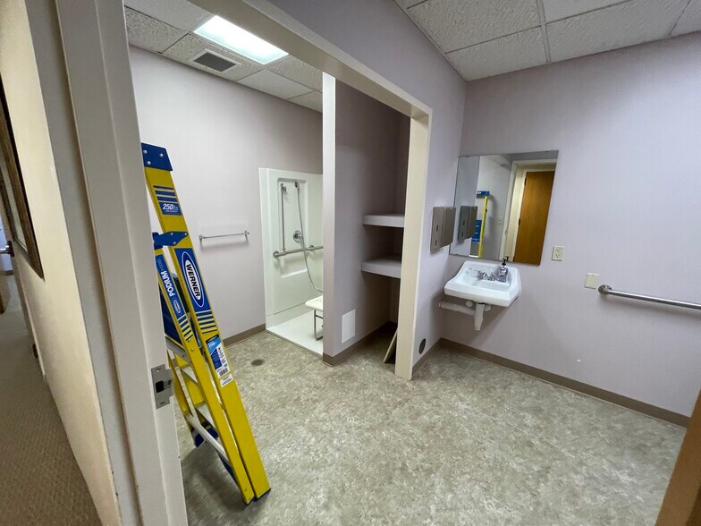 More Photos Of 299 Carew St, Springfield Medical For Sale
