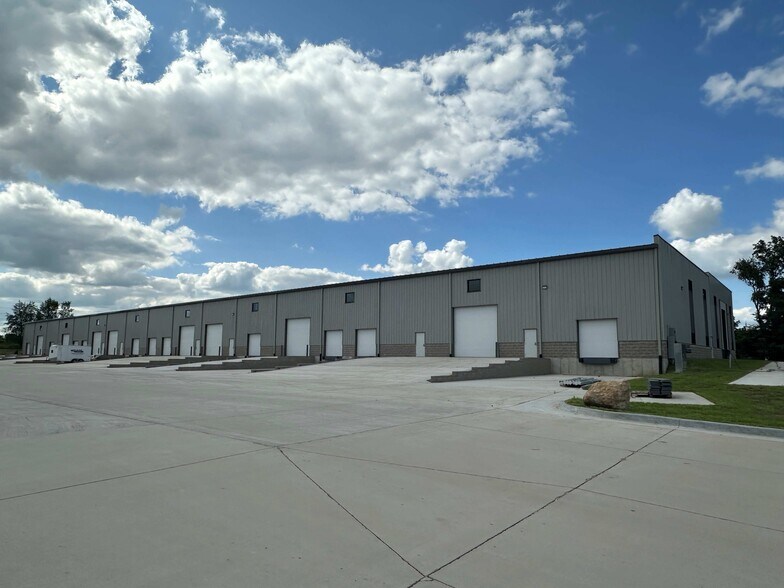 More Photos Of 2112 Robins Rd, Hiawatha Industrial For Sale