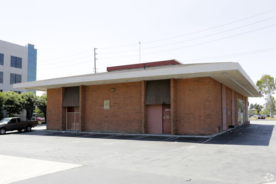 More Photos Of 1601 N Tustin Ave, Santa Ana Freestanding For Lease