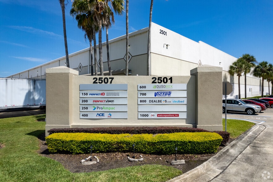 More Photos Of 2507 Investors Row, Orlando Distribution For Lease